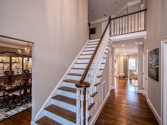 Elegant 2-Story Foyer