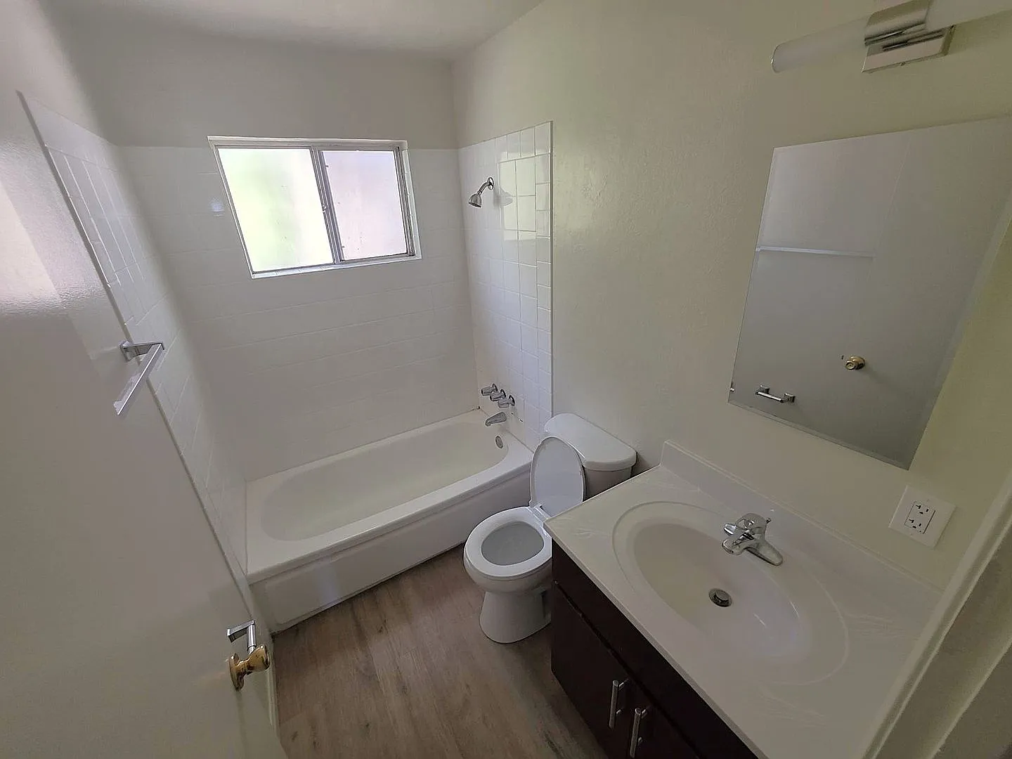 -Newly Remodeled -1-bedroom, 1-bathroom apartment is ready to welcome you home — Photo 4
