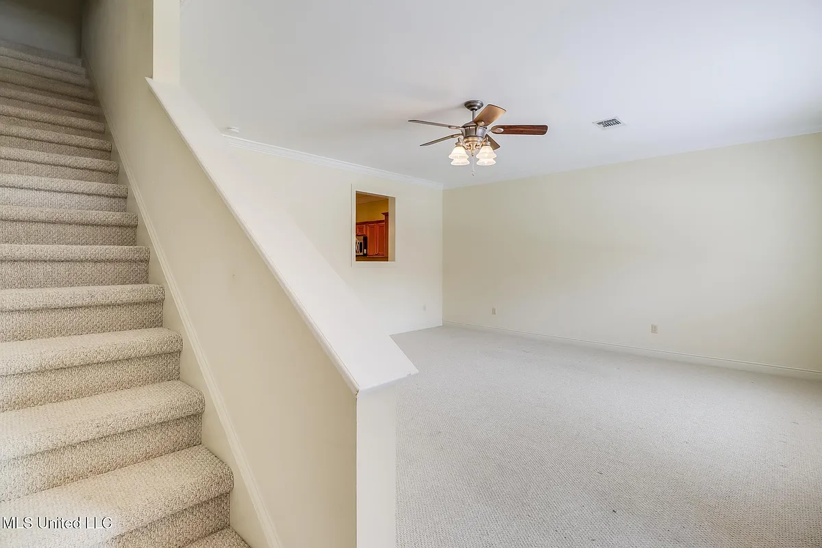 Building Photo - 894 Jefferson Dr