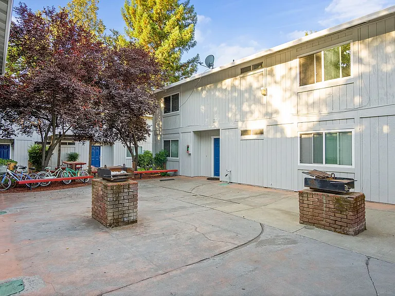 1119 W Sacramento Ave — Photo 2