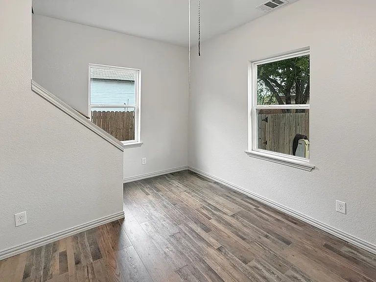 2424 McKinley Ave — Photo 12