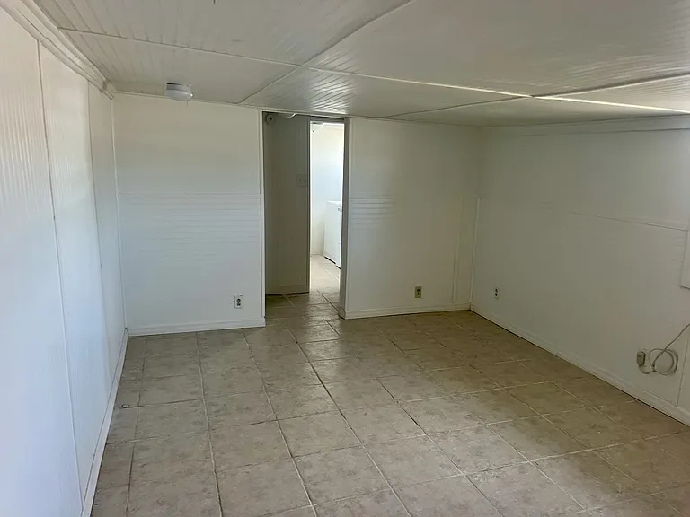 1219 W Hall St — Photo 15