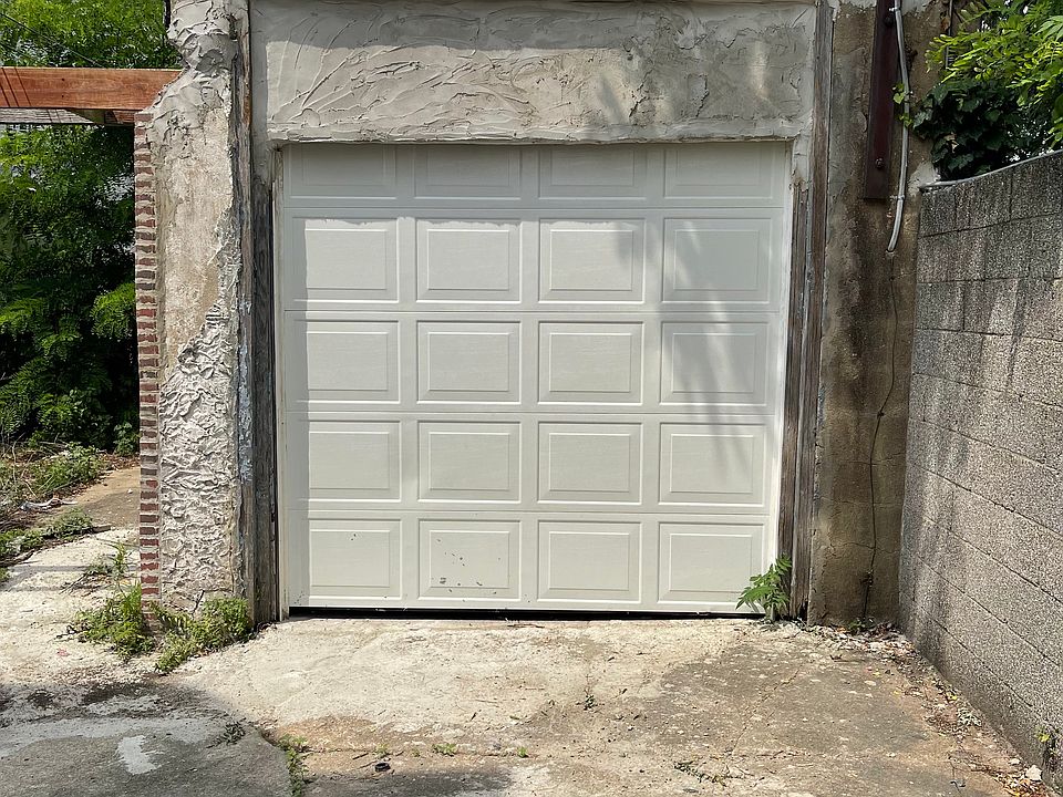 This is a separate private Garage. This has plenty of space.