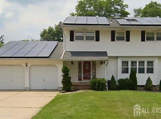 7 Stradford Rd, Parlin, NJ 08859