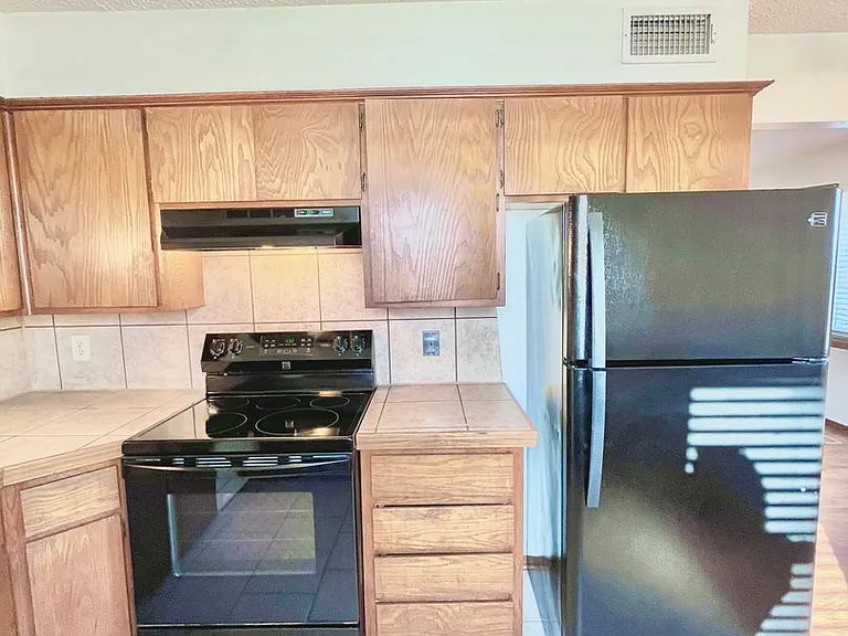 300 Chalmette Dr — Photo 16