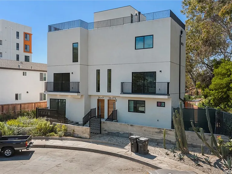 2517 Alsace Ave #1/2 — Photo 1