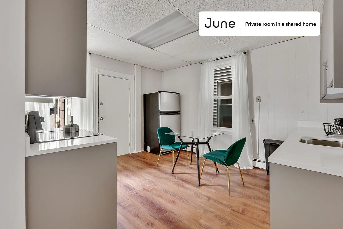 Queen bedroom in 3 bed/1 bath home in JFK/UMass #886 B — Photo 4