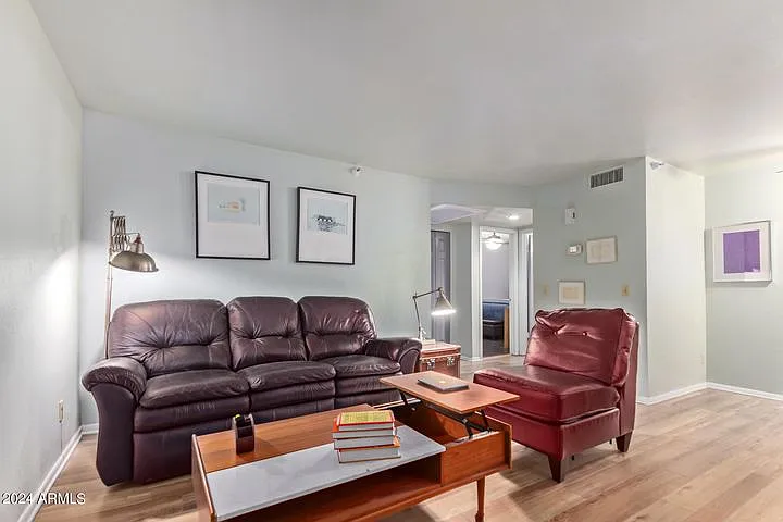 2 bed, 840 sqft, $1,300 — Photo 2