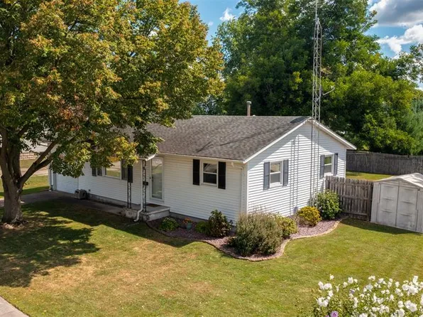 120 N Henderson St, Virden, IL 62690