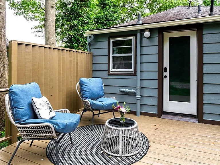 909 Austin Ave NE — Photo 16