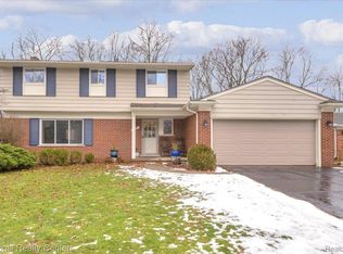 28701 Summerwood Rd, Farmington Hills, MI 48334