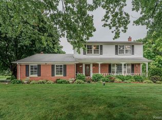 8282 Fox Bay Dr, White Lake, MI