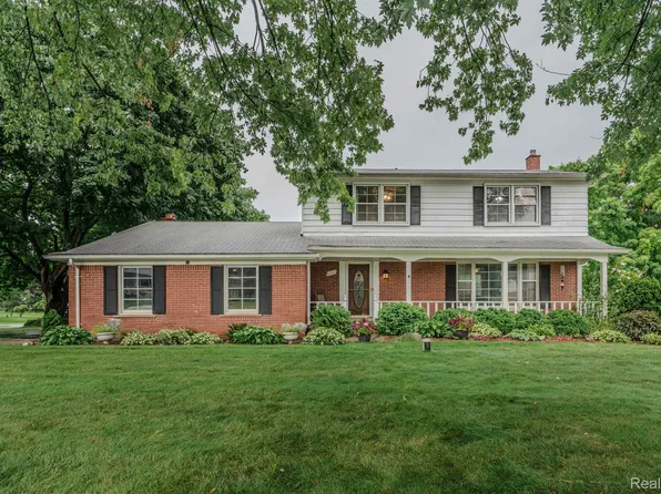 8282 Fox Bay Dr, White Lake, MI 48386