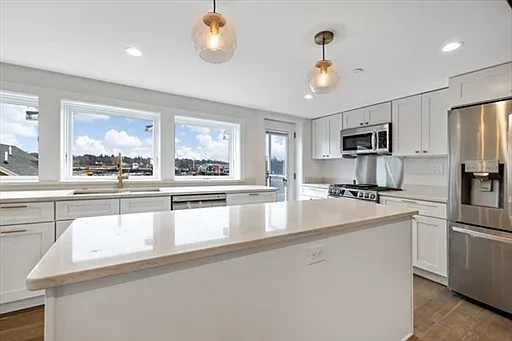 2 bed, 1.5 bath, 1100 sqft, $5,000 — Photo 3