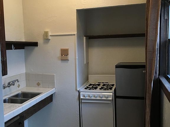 5th image of 902 Poli St APT 202
