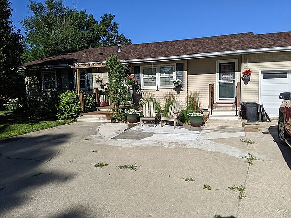 3rd image of 585 W 28th St S