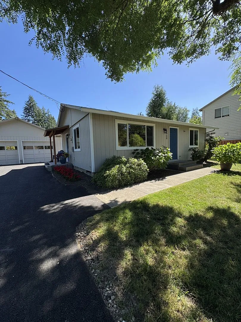 Beautifully renovated single family home on extra-large lot with shop. — Photo 3