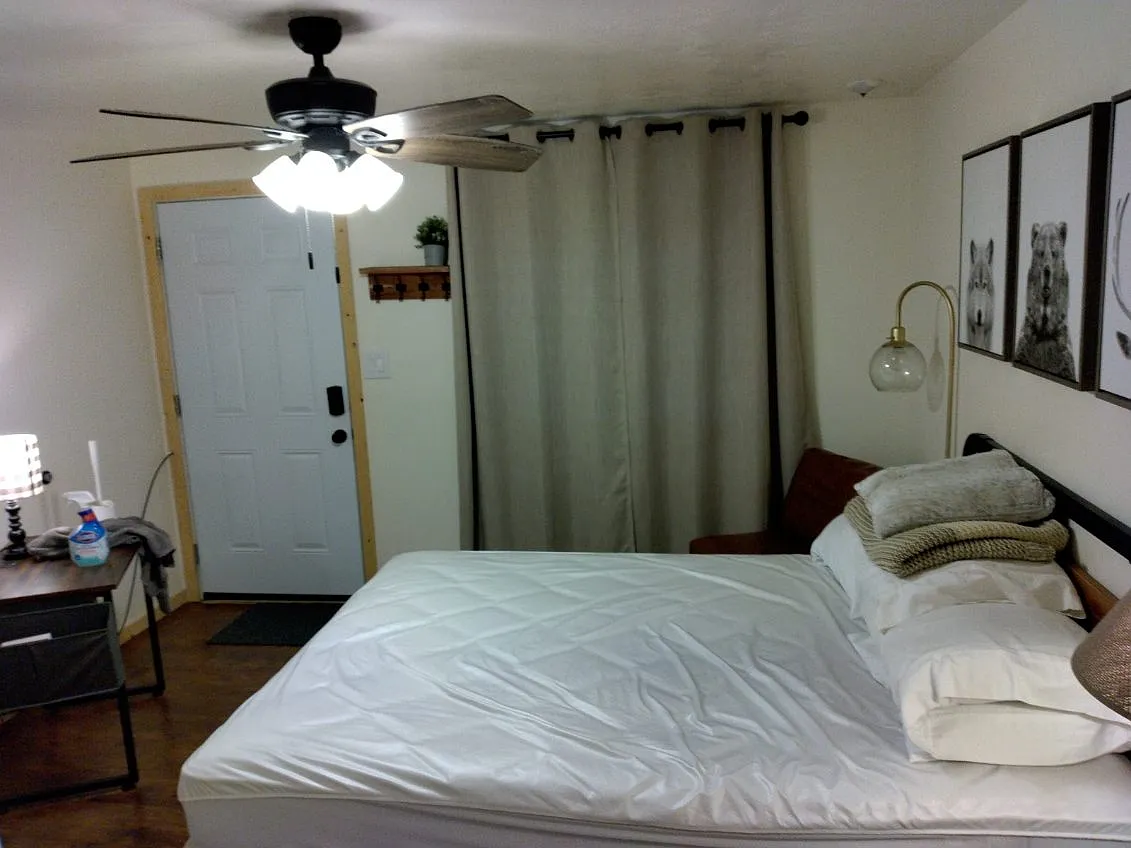 Studio, $995 — Photo 3