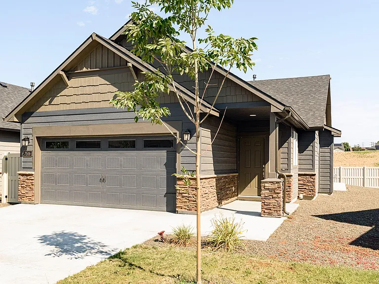 7516 W Corona Dr — Photo 1