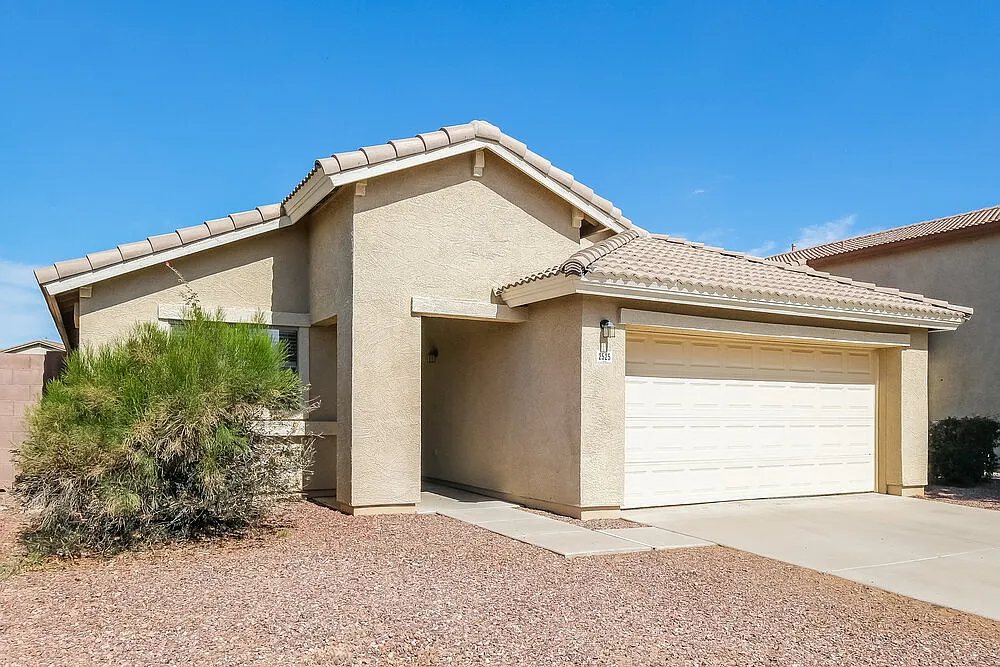 3 bed, 2.0 bath, 1319 sqft, $1,915 — Photo 3