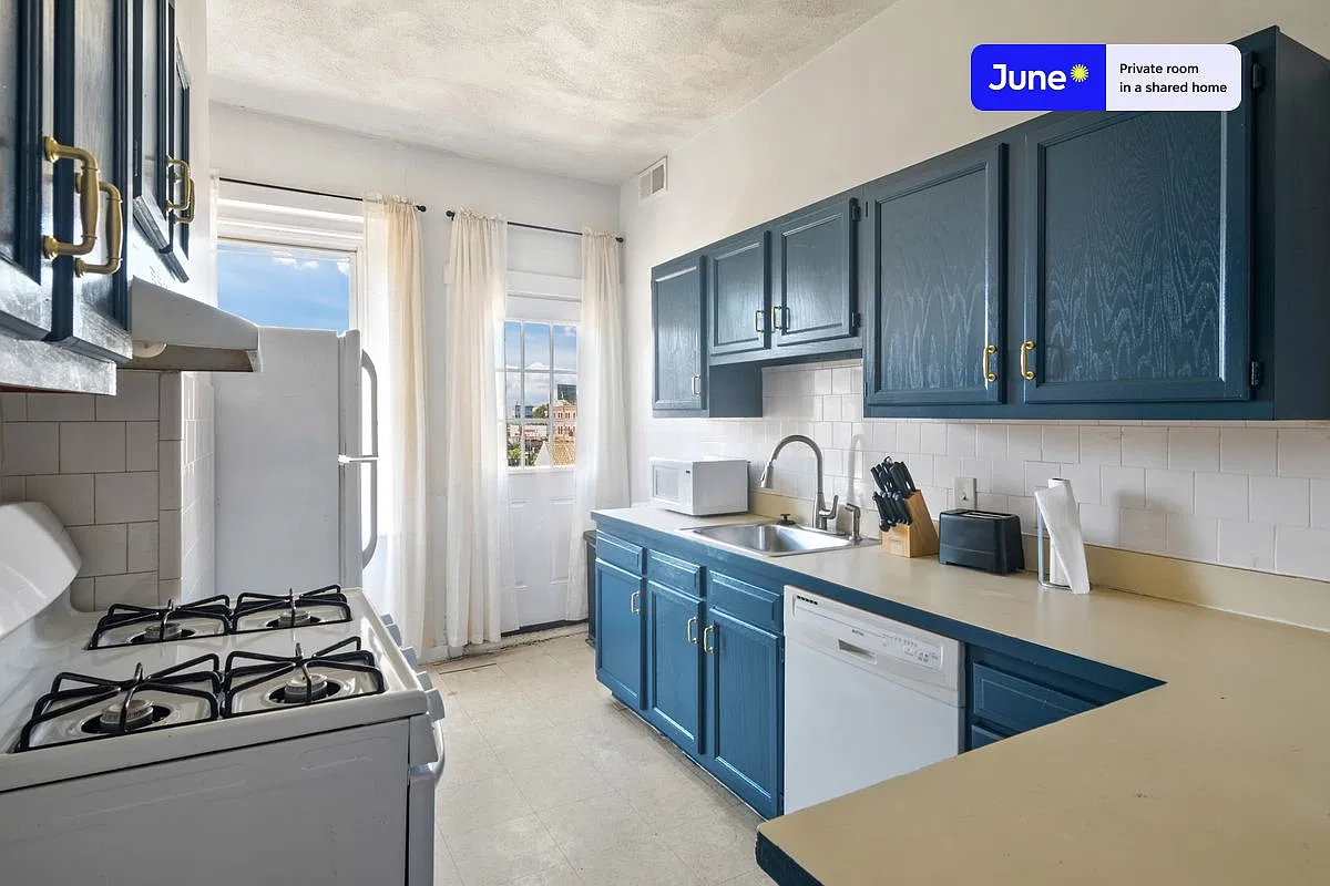 Full bedroom in 4 bed/1 bath home in Allston #458 B — Photo 2
