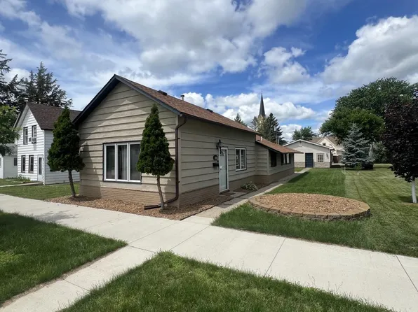 214 E Main St, Belle Plaine, MN 56011