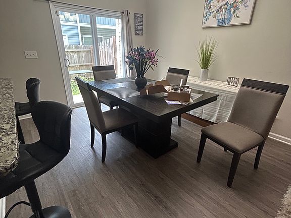 3rd image of 139 Hunters Grove Dr