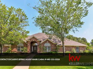 909 Shady Creek Dr, Kennedale, TX 76060