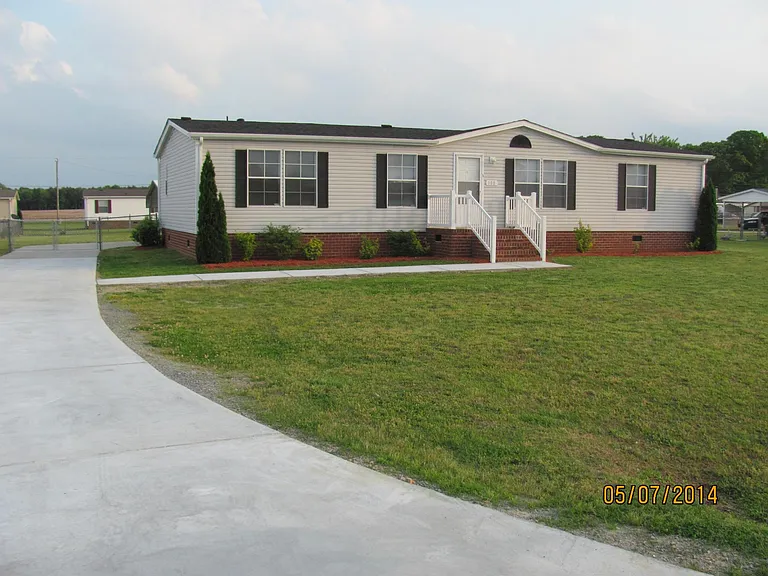 100 Farmdale Dr — Photo 2