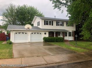 816 8th Ave W, Dickinson, ND 58601