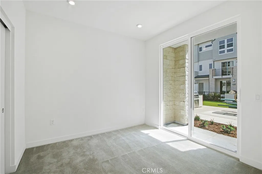 3 bed, 3.5 bath, 1881 sqft, $4,500 — Photo 2