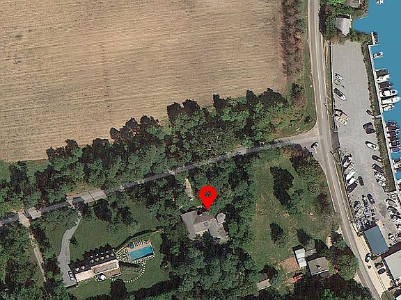 Walk to marina and bay! 