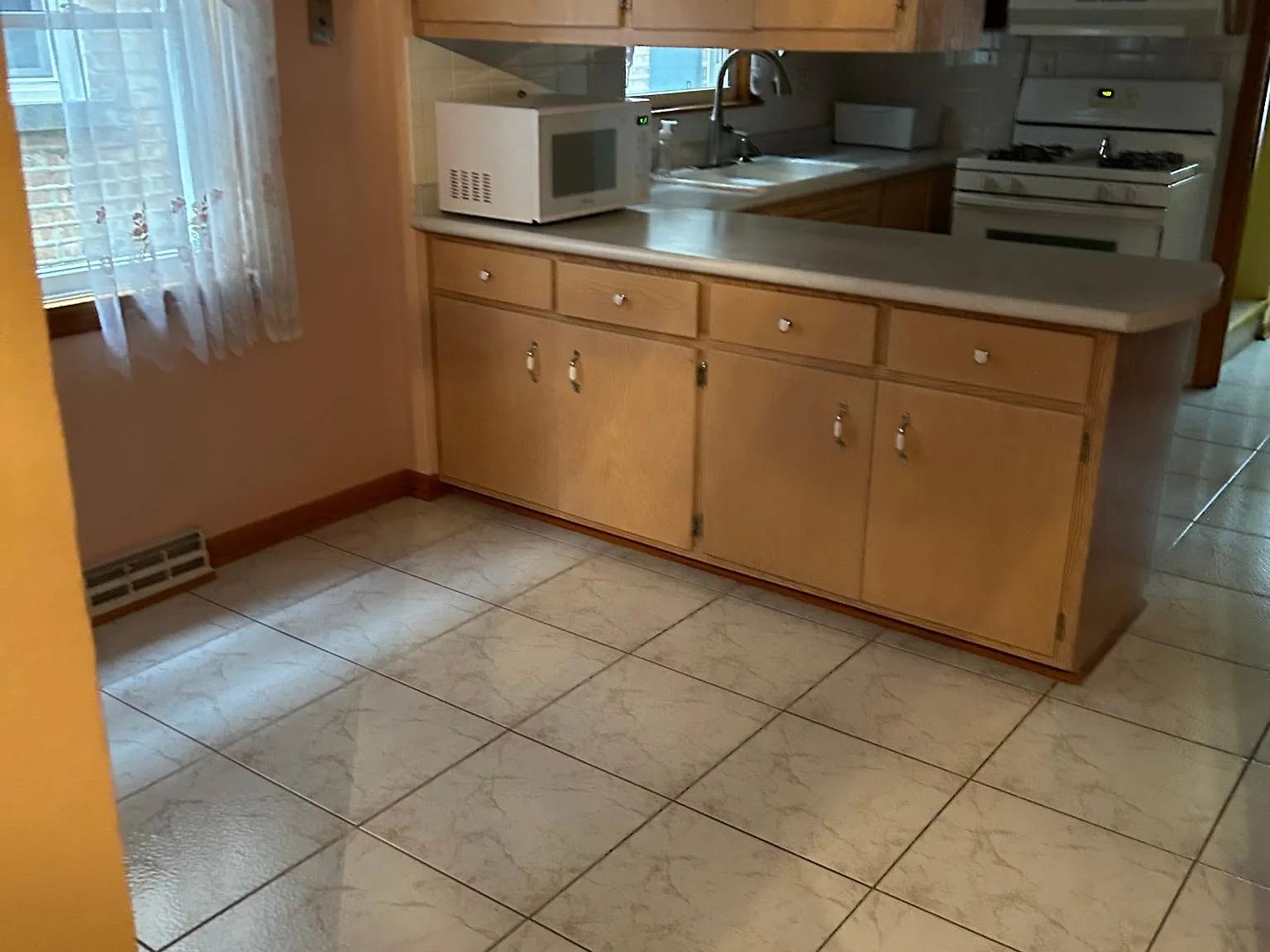 3 bed, 1200 sqft, $2,350 — Photo 4