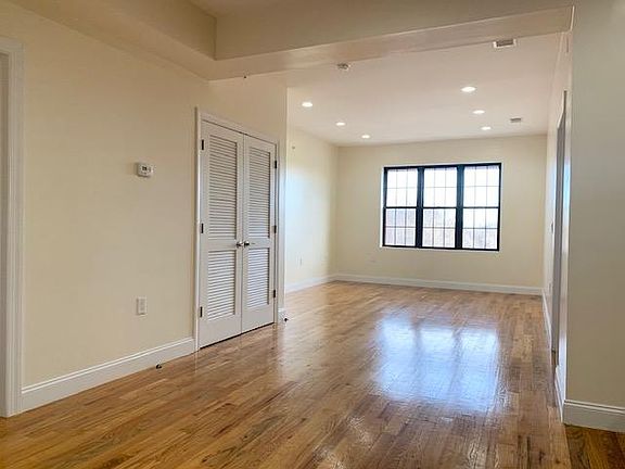 4th image of 93 N Walnut St #401