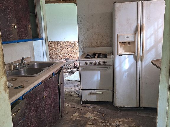 3rd image of 421 W 8th St