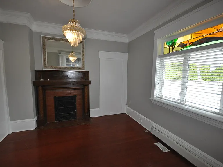 7505 Kingsway — Photo 7