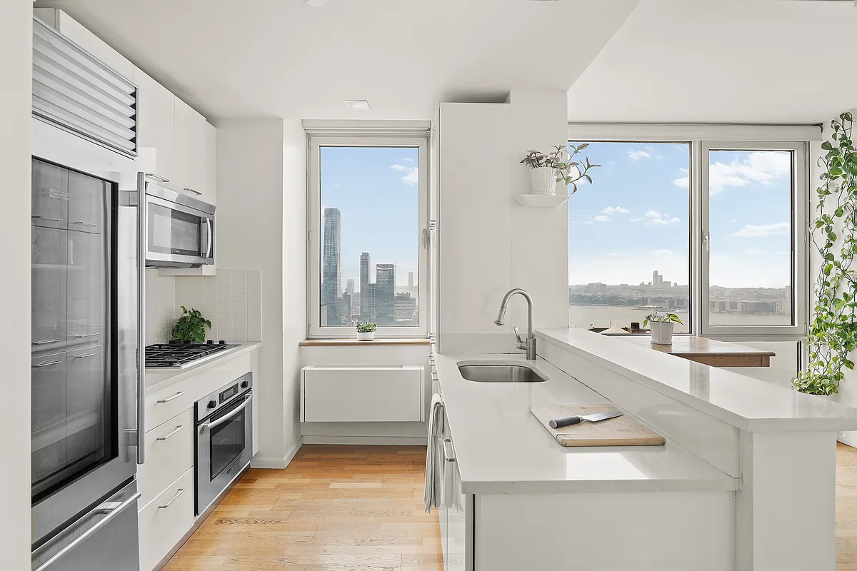 635 West 42nd St Unit 42K  