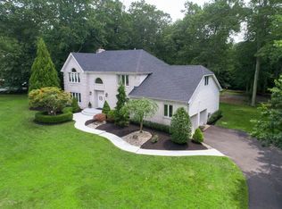 8 Burke Dr, Farmingdale, NJ 07727