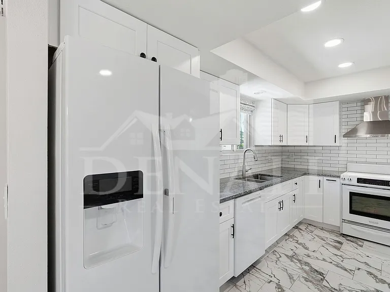 10602 E Elmhurst Dr — Photo 9