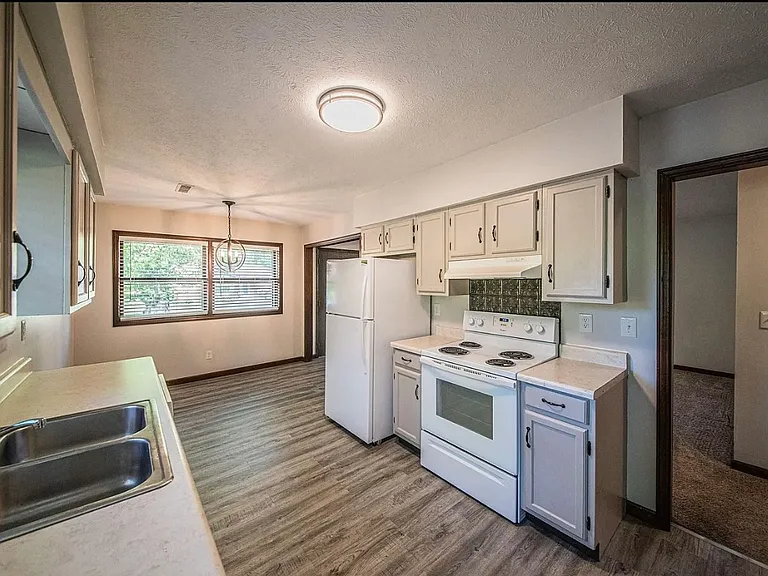 830 Sanders Ave — Photo 13