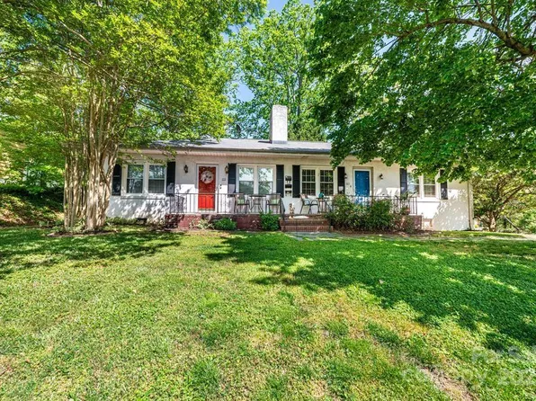 310 1st St NE, Hickory, NC 28601