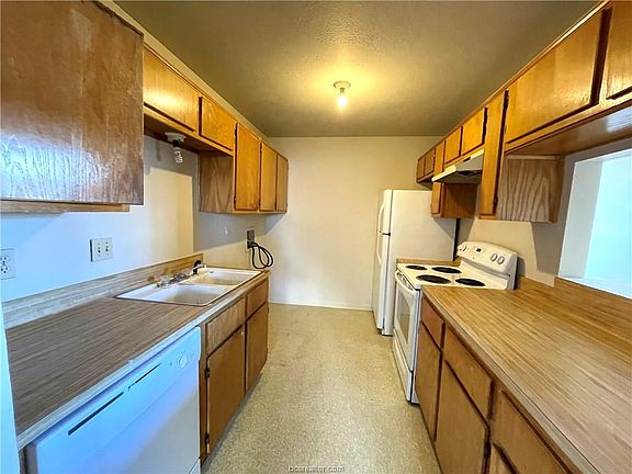 2nd image of 704 Navarro Dr #A