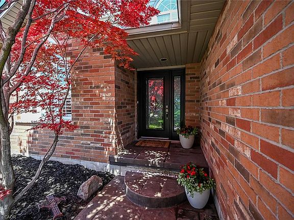 4th image of 60 Dunrobin Dr