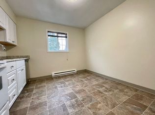 Don't Miss Out! Amazing Sunnyside Location~ Upstairs Unit, Updated Throughout~ 90 Walk Score, 98 ..., Portland, OR 97214