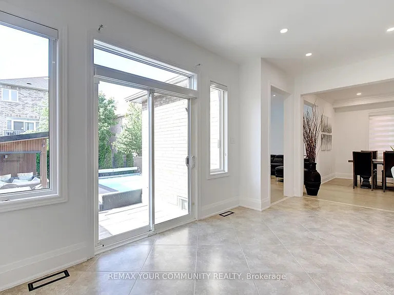 16 Muret Cres — Photo 18