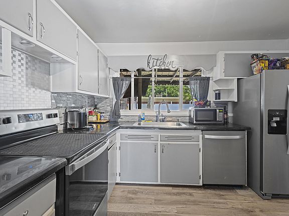 5th image of 8012 Hannett Ave NE