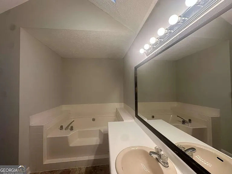 40 Lake Ct — Photo 18