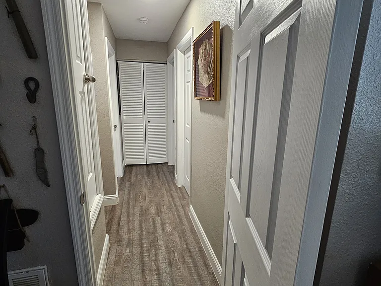 545 Oxford Ave — Photo 7