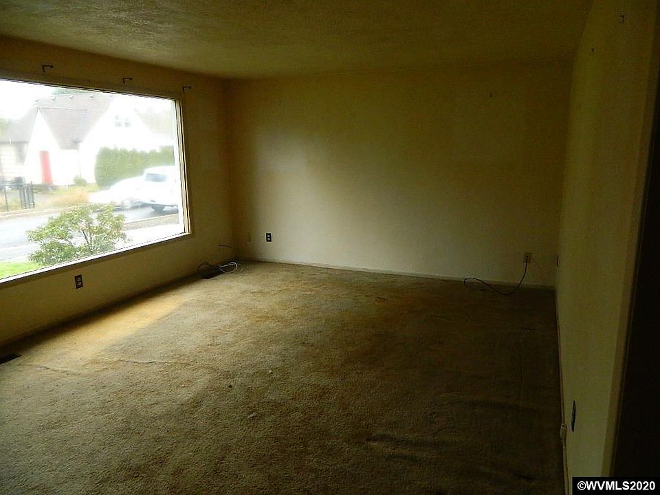 2nd image of 2925 Summer St SE