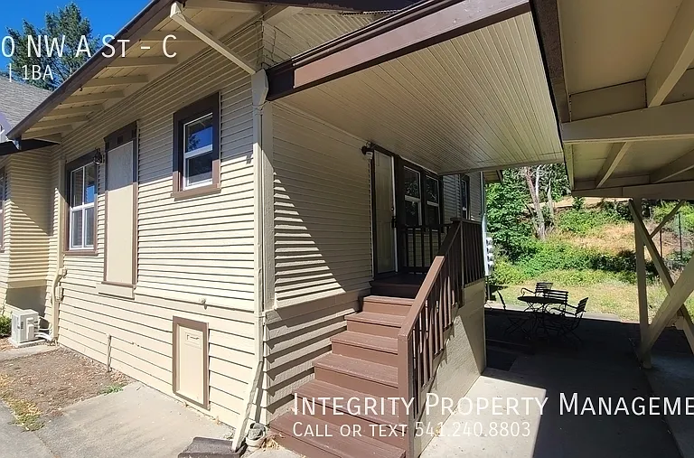 520 NW A St #C — Photo 1